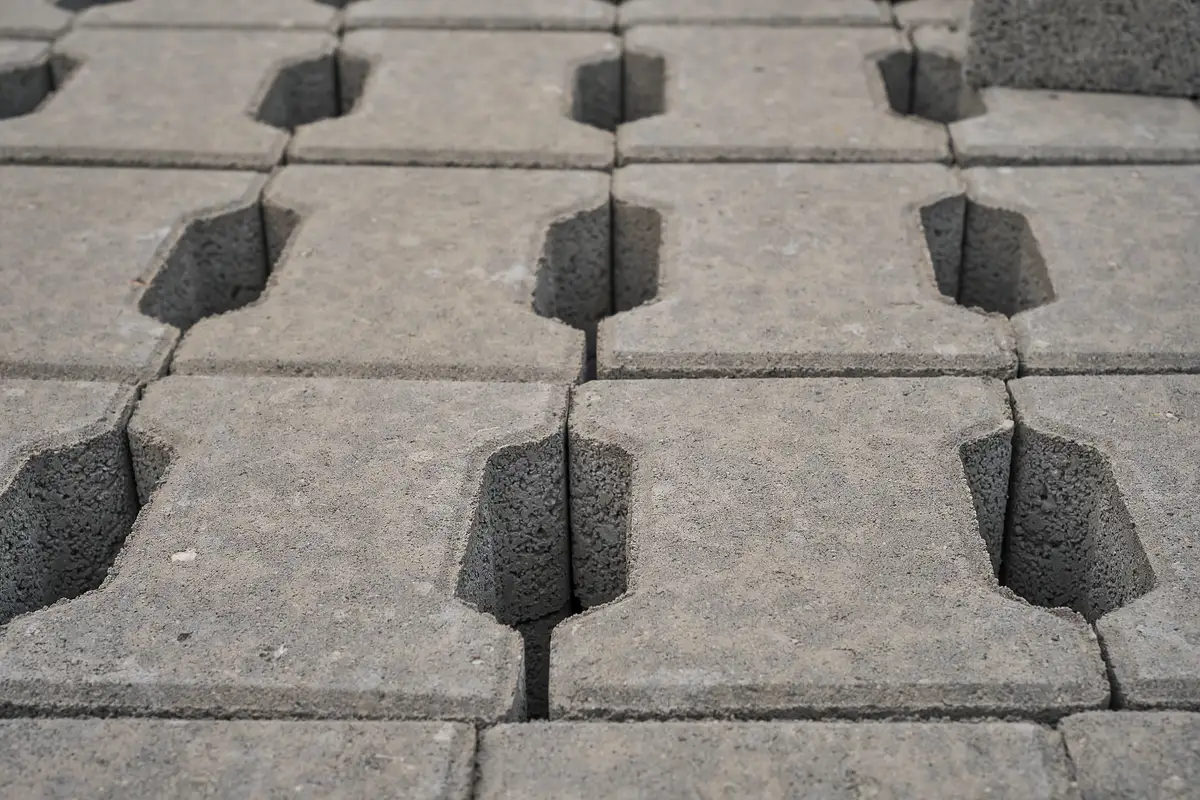 Palete de placas de concreto cinza visto de perto