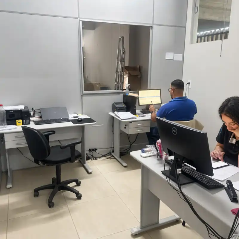 Equipe da Forja Pampa no atendimento a lojistas, no escritório da fábrica em Piraúba, Minas Gerais