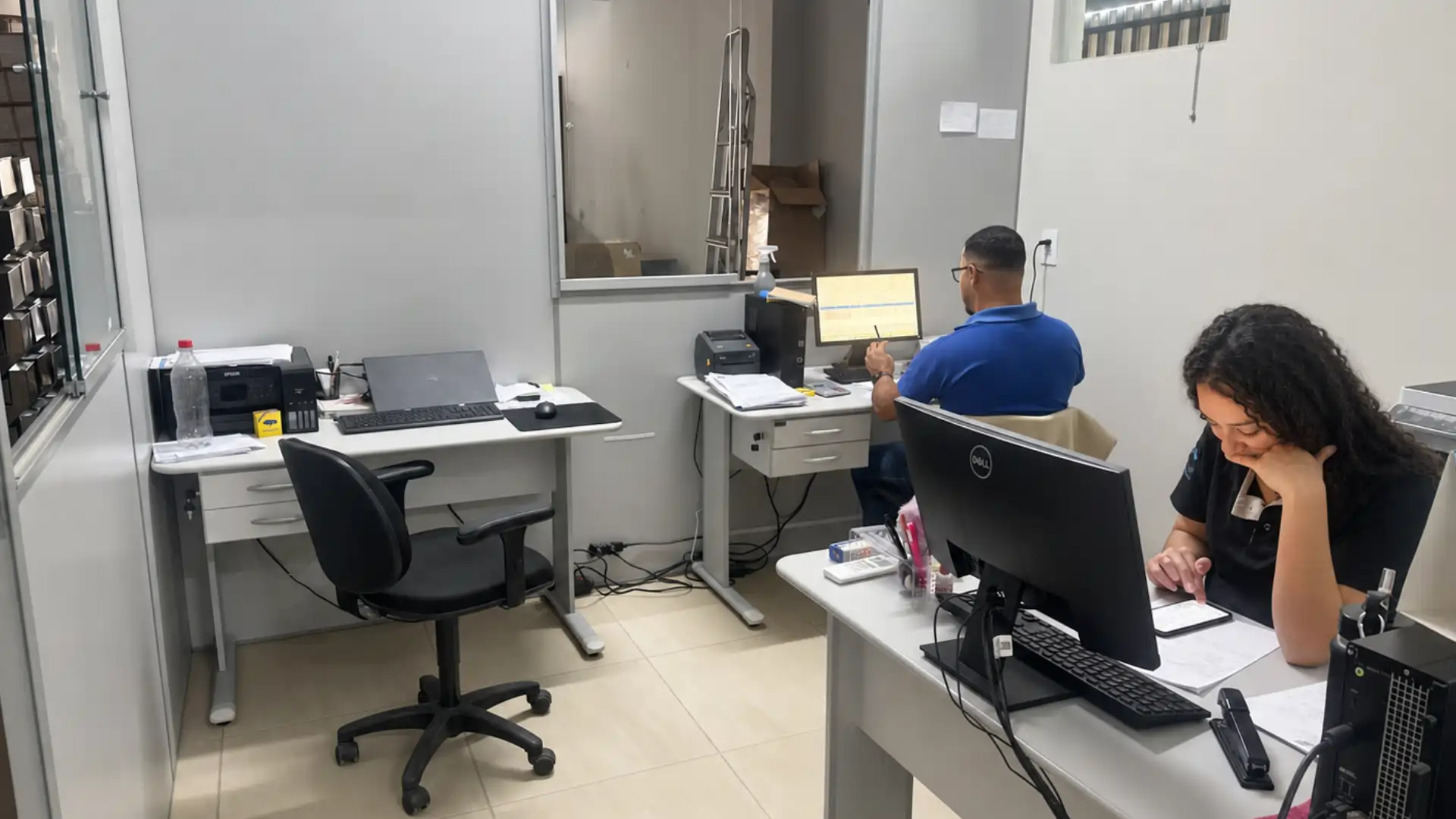 Equipe do comercial da Forja Pampa atendendo pedidos de revenda no escritório da fábrica