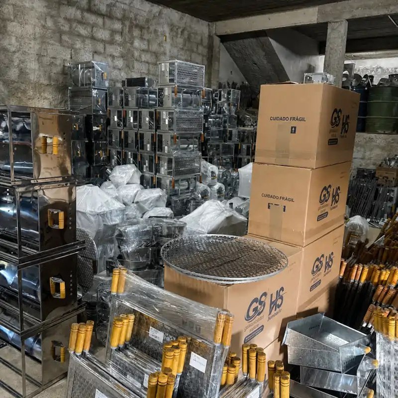 Expedição da fábrica em Piraúba, Minas Gerais, com churrasqueiras embaladas e paletizadas para despacho