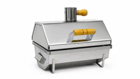 Churrasqueira Mini Bafo Ondulada em inox, tampa fechada com chaminé e pegador de madeira