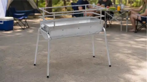 Churrasqueira Longa Vida galvanizada em outro ângulo, com pés e grade de proteção