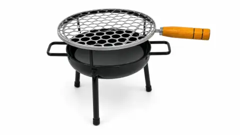 Churrasqueira Botijão Espetinho Mini Grill redonda, com bacia sobre 3 pés e grelha removível de cabo de madeira