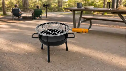 Churrasqueira Botijão Espetinho Mini Grill em uso ao ar livre, com a grelha redonda sobre a brasa
