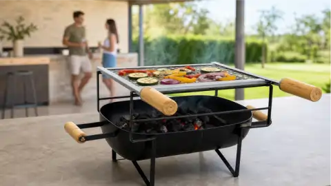 Churrasqueira Botijão Espetinho de Mesa em uso sobre a bancada, assando carnes e legumes na grelha